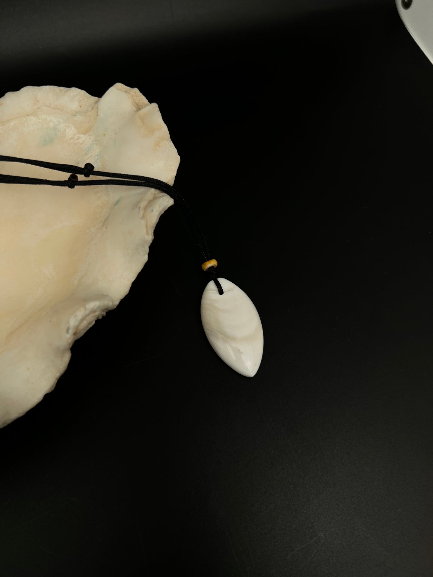Hima Slingstone with Spondylus Bead