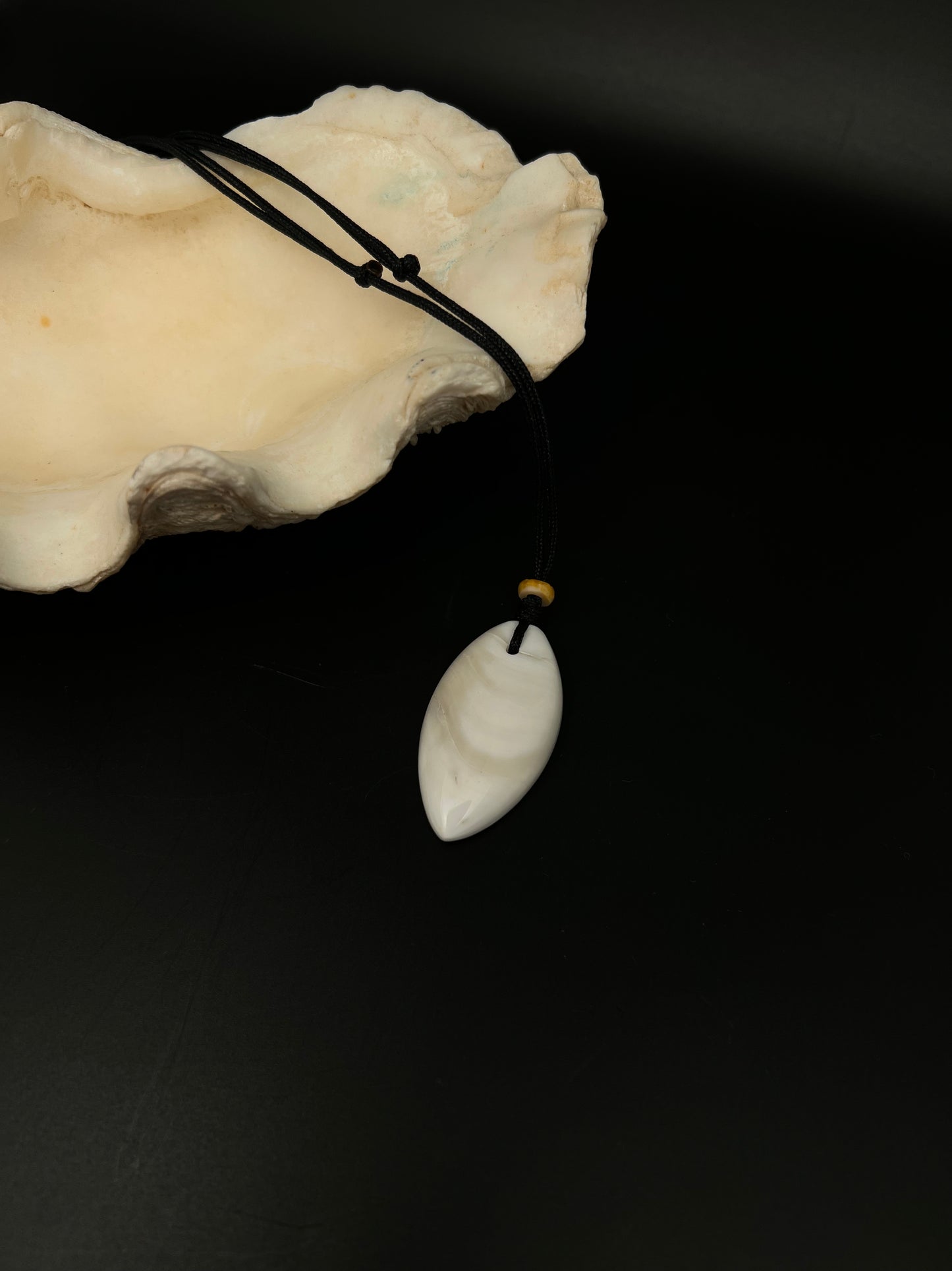 Hima Slingstone with Spondylus Bead